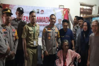Kapolres Pemalang serahkan bantuan sembako dan kursi roda warga