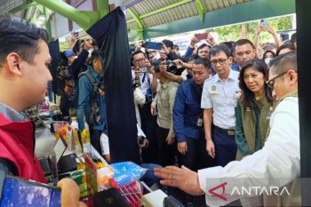 Menkomdigi Meutya Hafid pantau layanan telekomunikasi di Stasiun Gambir