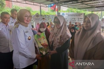 Pemkot salurkan bantuan sembako ke 316 KK terdampak banjir di Kendari