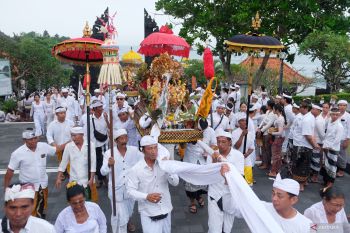 Umat Hindu gelar upacara Melasti jelang Hari Raya Nyepi di Bali
