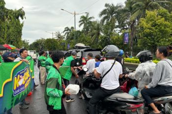 Mitra Grab Ngabuburit dengan bagikan ratusan takjil di Mataram