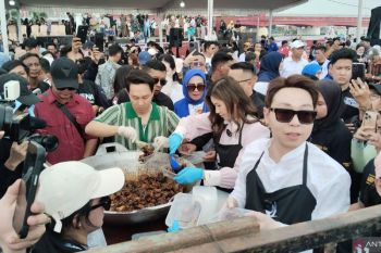 Palembang masak 300 kilogram rendang sapi untuk warga