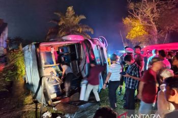 Two killed, 31 survive in Batanghari bus crash