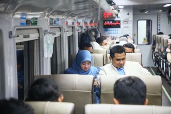 Wagub Jateng naik KA Tawang Jaya, ikut rombongan pemudik
