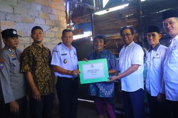 Wawako Payakumbuh serahkan bantuan kepada korban kebakaran Kelurahan Tiakar