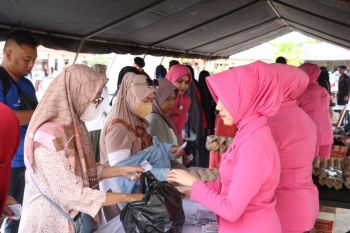 Brimob Polda Kaltara Gelar Bazar Sembako Murah dan Pasar Ramadhan