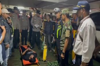 Polisi bantu evakuasi pemudik sakit saat tiba di Pelabuhan Bakauheni