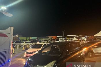 Kendaraan pemudik padati Bakauheni pada H-4 malam