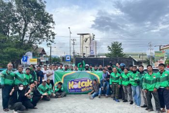 Mitra Grab di Palu Ngabuburit dengan bagi Ratusan Takjil