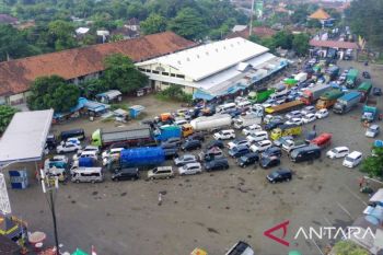 Pemudik antre hingga delapan jam di lintasan Gilimanuk-Ketapang