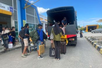 Brimob Polda Kaltara Angkut Pemudik di Pelabuhan SDF Tarakan