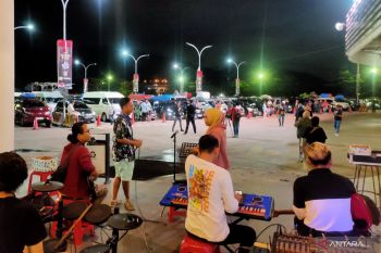 Live musik hibur pemudik di Dermaga 6 Pelabuhan Merak