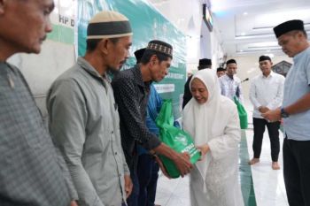 Bupati Sinjai serahkan paket Ramadhan Bahagia Baznas kepada ratusan marbot masjid