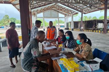 BNN dan Dinkes NTT lakukan tes urine sopir bus di Terminal Noelbaki