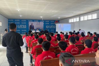 Anggota DPR sosialisasi UU Narkotika ke napi di Lapas Kendari