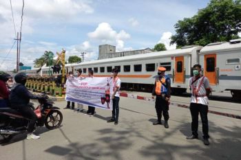KAI imbau para pemudik kendaraan bermotor disiplin di perlintasan sebidang