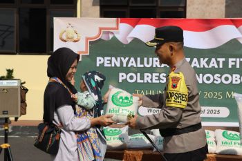Polres  Wonosobo bagikan zakat fitrah