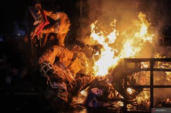Bakar ogoh-ogoh jelang Nyepi