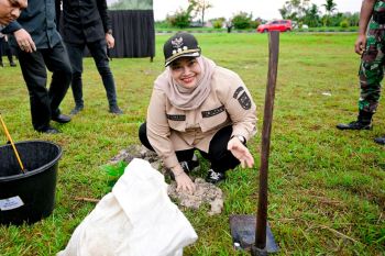 Hadir bersama Kapolda tanam 10.000 pohon, ini harapan Bupati Bengkalis