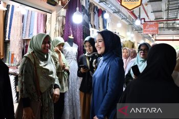 Ketua TP PKK Padang ajak warga berbelanja keperluan lebaran di Pasar Raya