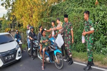 TNI-Polri di Sulut bagikan takjil kepada masyarakat