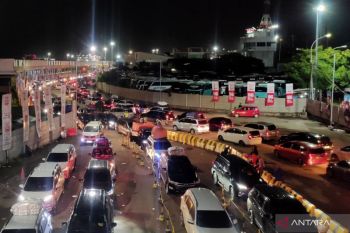 Dermaga-dermaga Pelabuhan Merak dipenuhi pemudik roda empat