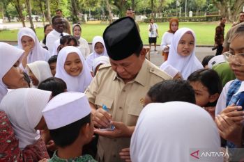 Prabowo dikerumuni pelajar di Istana inginkan tanda tangannya