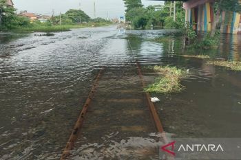 Jalur KA di Batang ditutup sementara akibat luapan air