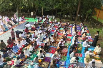 Terpopuler - Jamaah Naqsabandiyah gelar salat Id, ribuan korban tewas gempa Myanmar, remisi napi korupsi hingga larangan takbiran bawa kembang api