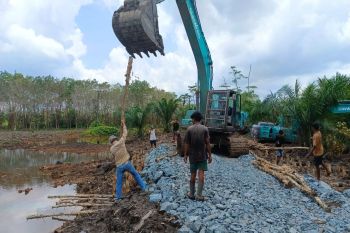 Jalan Kapuas Barat-Mantangai yang rusak mulai diperbaiki