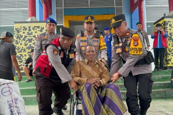 Kapolres Tarakan Bantu Pemudik di Pelabuhan Tengkayu I