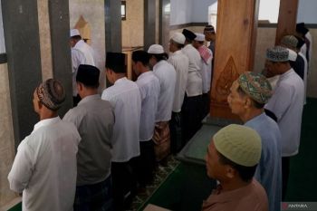 Puluhan jamaah Al Muhdlor Tulungagung gelar shalat Id lebih awal