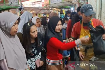 Tempat  penggilingan daging di Temanggung ramai dikunjungi warga