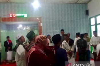 Puluhan warga Dompu di NTB merayakan Lebaran lebih awal