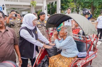 Khofifah bagikan 1.500 paket sembako dan zakat mal sambut Idul Fitri