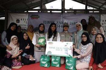 Bersama Dompet Dhuafa, Fairuz A Rafiq, Olivia, dan Marcella Zalianty distribusikan zakat fitrah