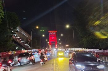 Lalu lintas di Jembatan Ampera terpantau ramai lancar saat malam takbiran