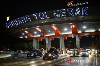 Arus kendaraan di gerbang tol Merak ramai lancar