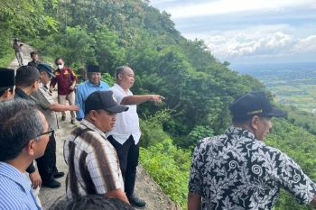 Bupati Sleman pantau pos pengamanan mudik dan infrastruktur terdampak longsor