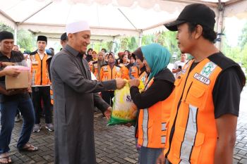 Bupati Lutim bagi paket Lebaran kepada petugas kebersihan
