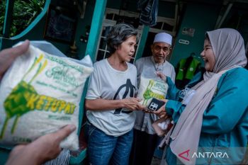 Berkah Idul Fitri, Masjid Agung Al-Ittihad salurkan zakat fitrah beras dan uang tunai ke warga Tangerang