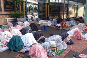 Jamaah Tarekat Qadiriyah Naqsyabandiyah di Mataram lebaran lebih awal