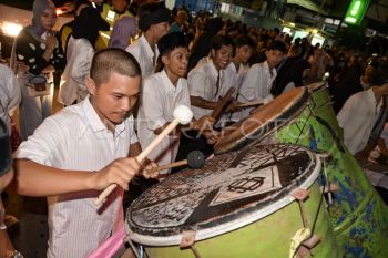Polisi alihkan arus lalu lintas saat pawai takbiran di Mataram