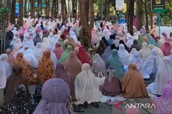 Ribuan orang mengikuti Salat Id di Kalipepe Land