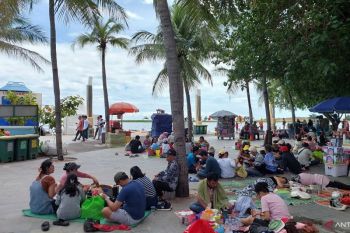Eid holiday crowds flock to Jakarta's Ancol Lagoon Beach
