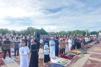 Wagub Ahmad Nausrau jadi Khatib Shalat Id di Sorong
