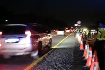 Rekayasa lalu lintas lawan arah di tol Jakarta-Cikampek dihentikan