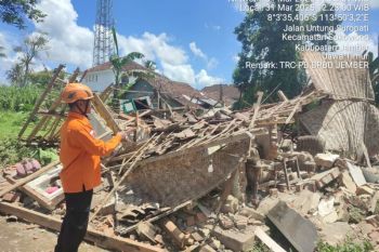 Tiga orang terluka akibat rumah ambruk di Jember