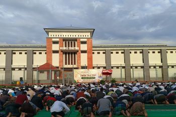 Ratusan warga binaan Lapas Kerobokan shalat Idul Fitri