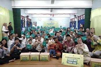 Dompet Dhuafa bersama Stimuno bagikan parsel Ramadhan